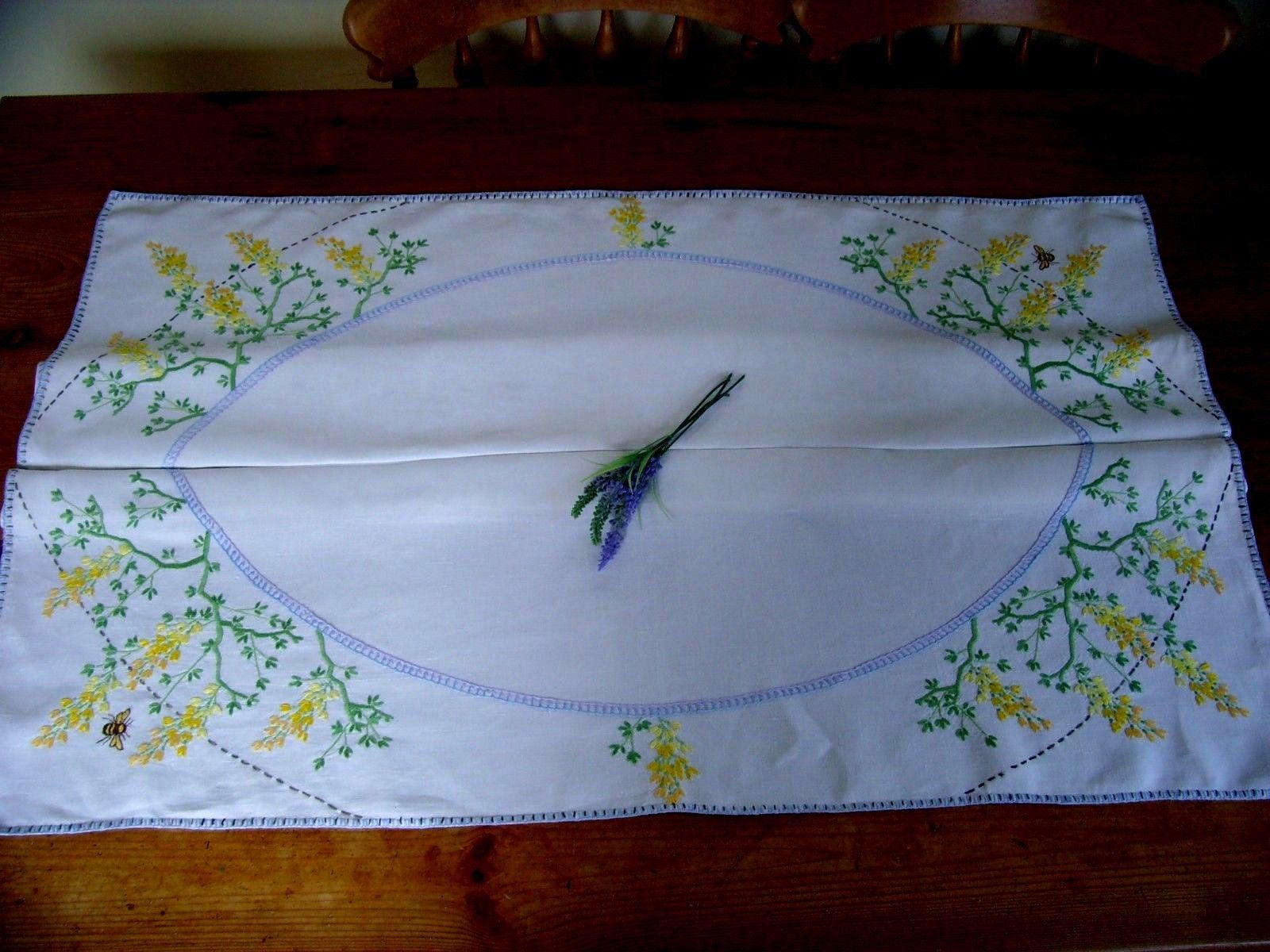 BEAUTIFUL VINTAGE LINEN HAND EMBROIDERED TABLECLOTH CIRCLE OF WISTERIA & BEES