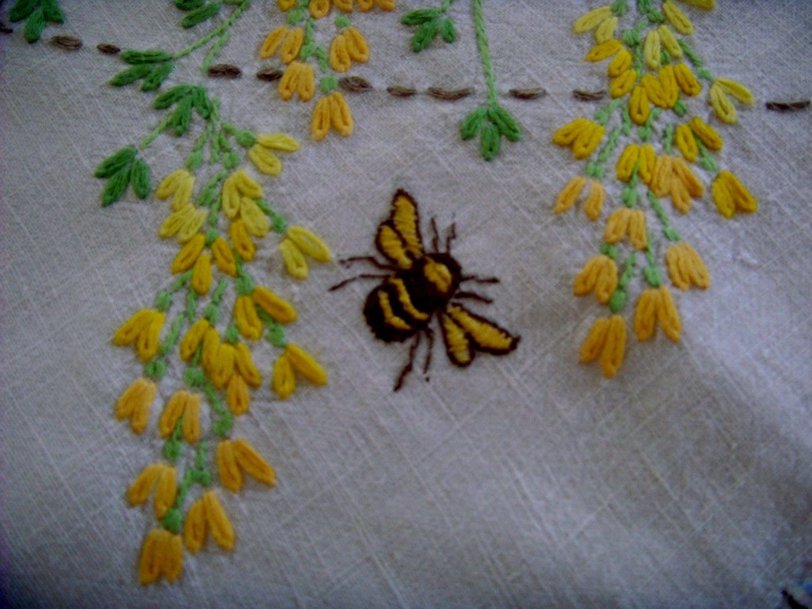 BEAUTIFUL VINTAGE LINEN HAND EMBROIDERED TABLECLOTH CIRCLE OF WISTERIA & BEES