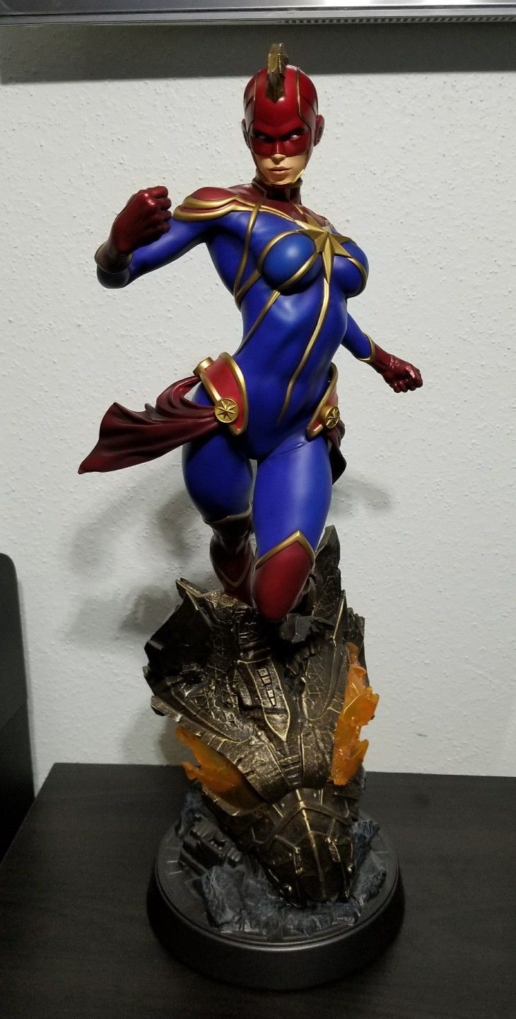 Captain Marvel Premium Format Figure Sideshow Collectibles EXCLUSIVE 592/1500