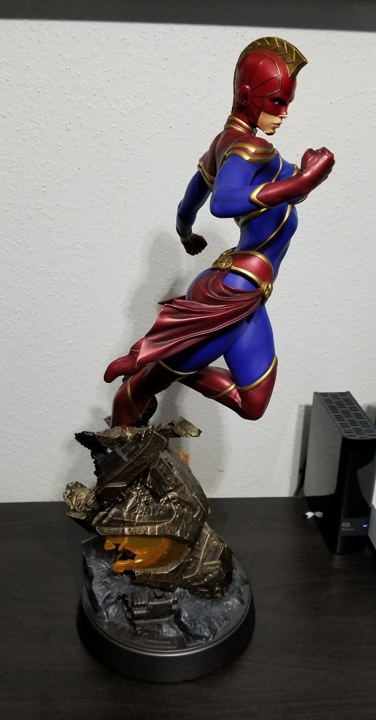 Captain Marvel Premium Format Figure Sideshow Collectibles EXCLUSIVE 592/1500