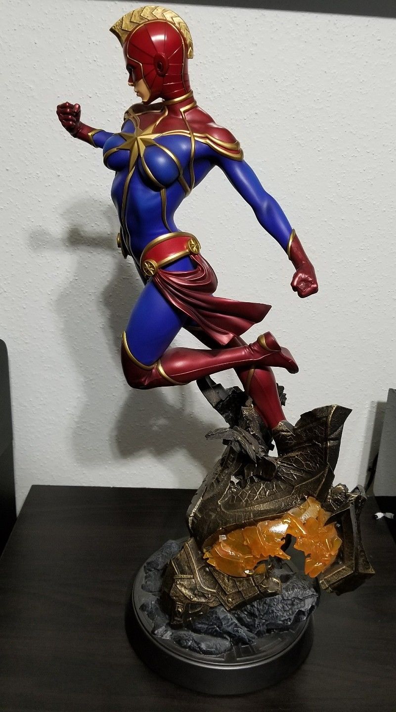 Captain Marvel Premium Format Figure Sideshow Collectibles EXCLUSIVE 592/1500