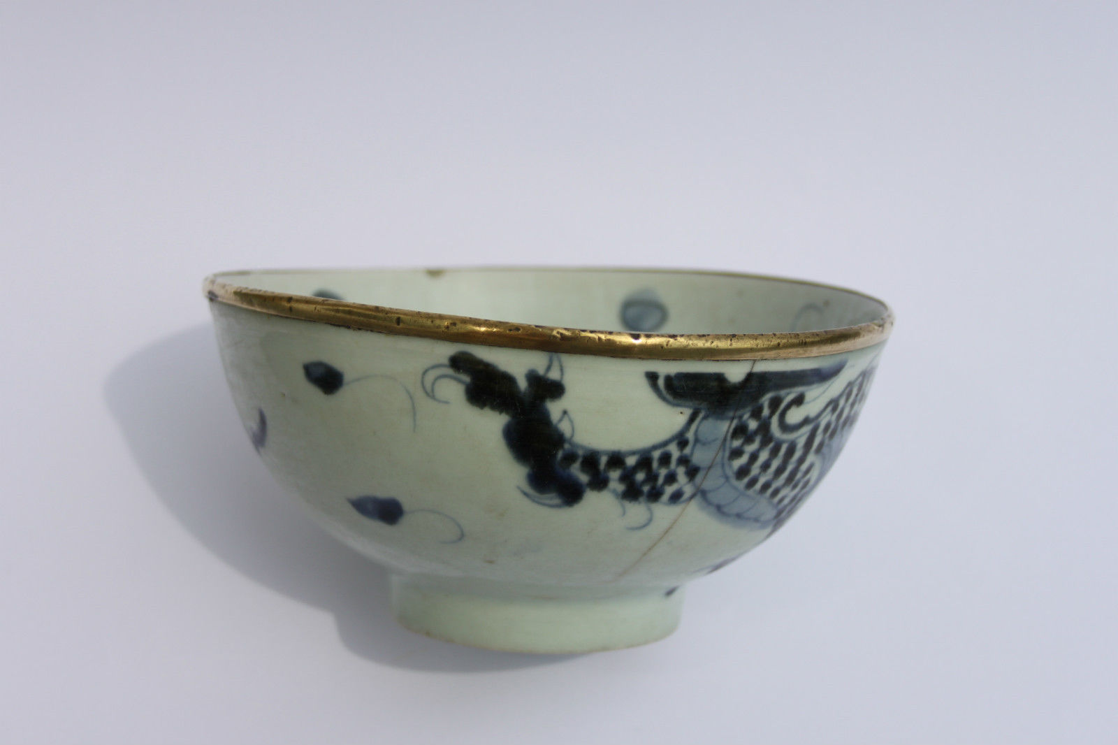 Antique Chinese Blue and White porcelain bowl. Dragon and pearl, Ming dynasty