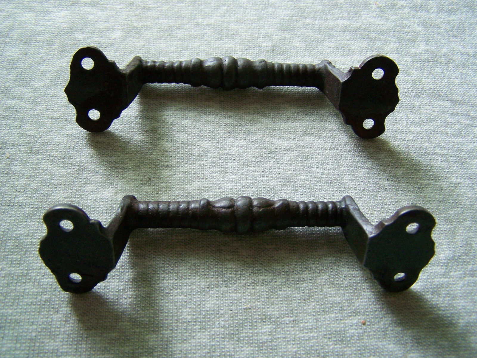 2 ANTIQUE VINTAGE EASTLAKE VICTORIAN CAST IRON WINDOW PULL LIFT DRAWER HANDLES