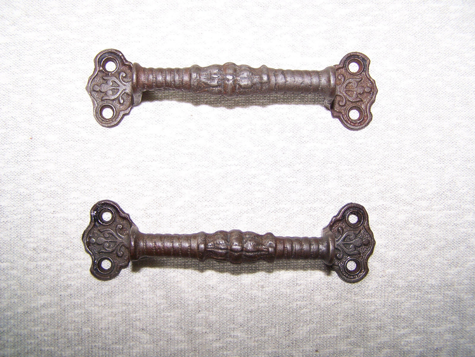 2 ANTIQUE VINTAGE EASTLAKE VICTORIAN CAST IRON WINDOW PULL LIFT DRAWER HANDLES