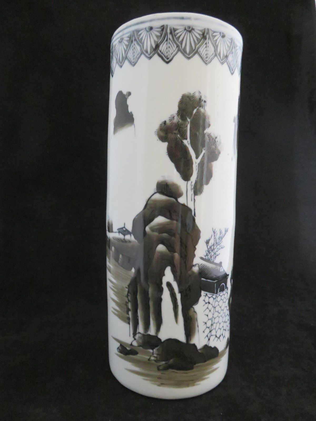 ANTIQUE ASIAN CHINESE BLACK AND WHITE VASE