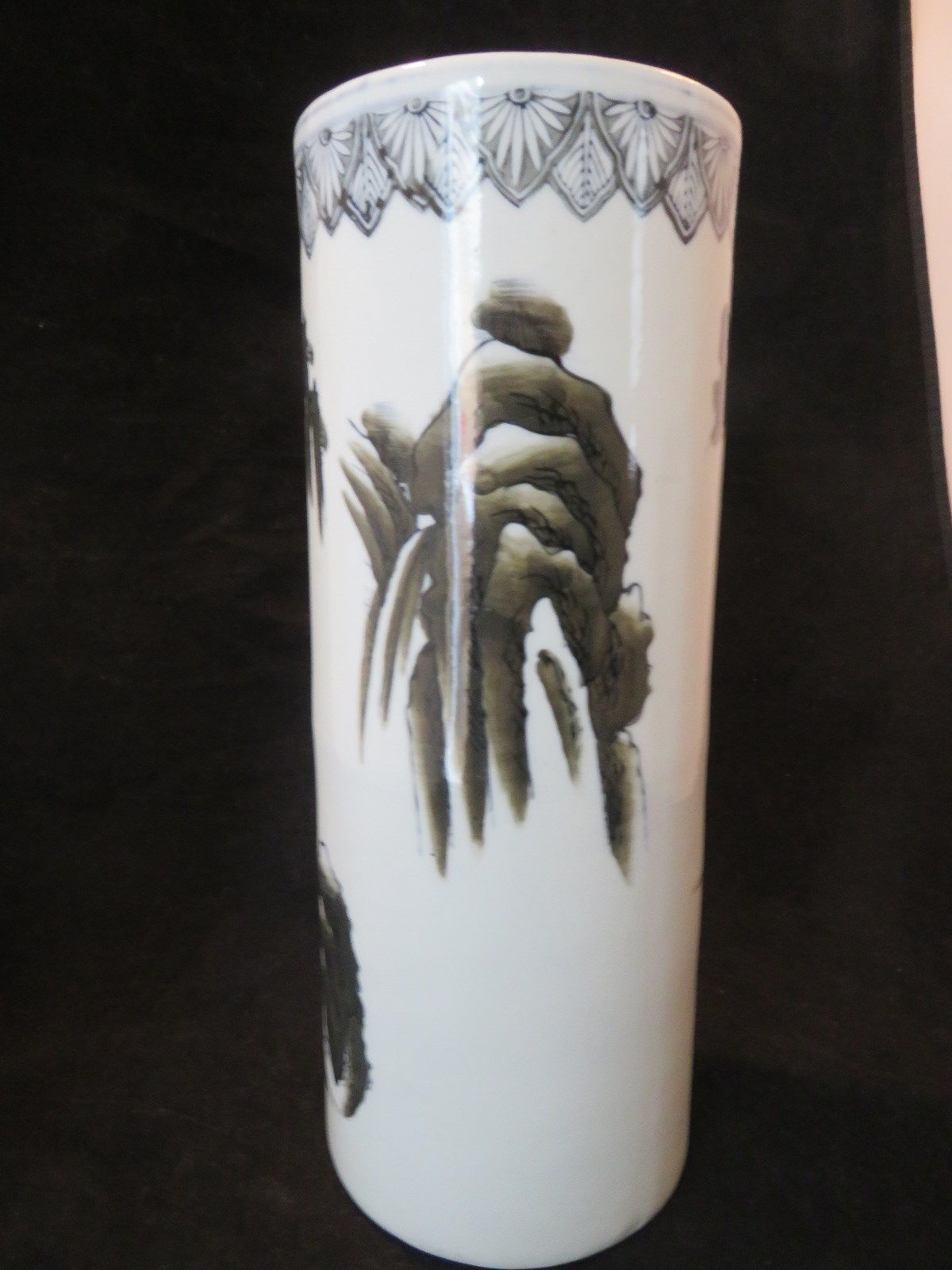 ANTIQUE ASIAN CHINESE BLACK AND WHITE VASE