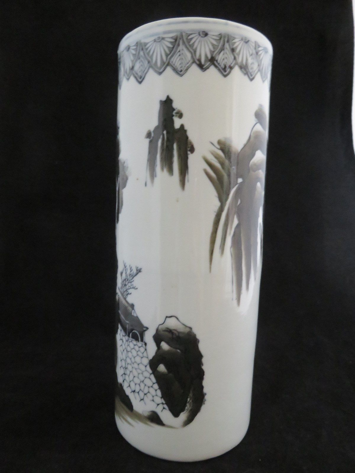 ANTIQUE ASIAN CHINESE BLACK AND WHITE VASE