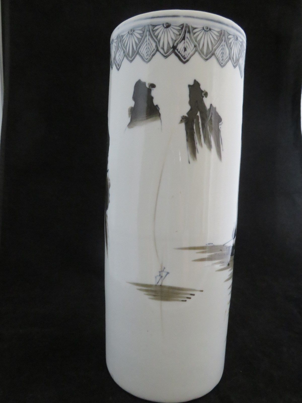 ANTIQUE ASIAN CHINESE BLACK AND WHITE VASE