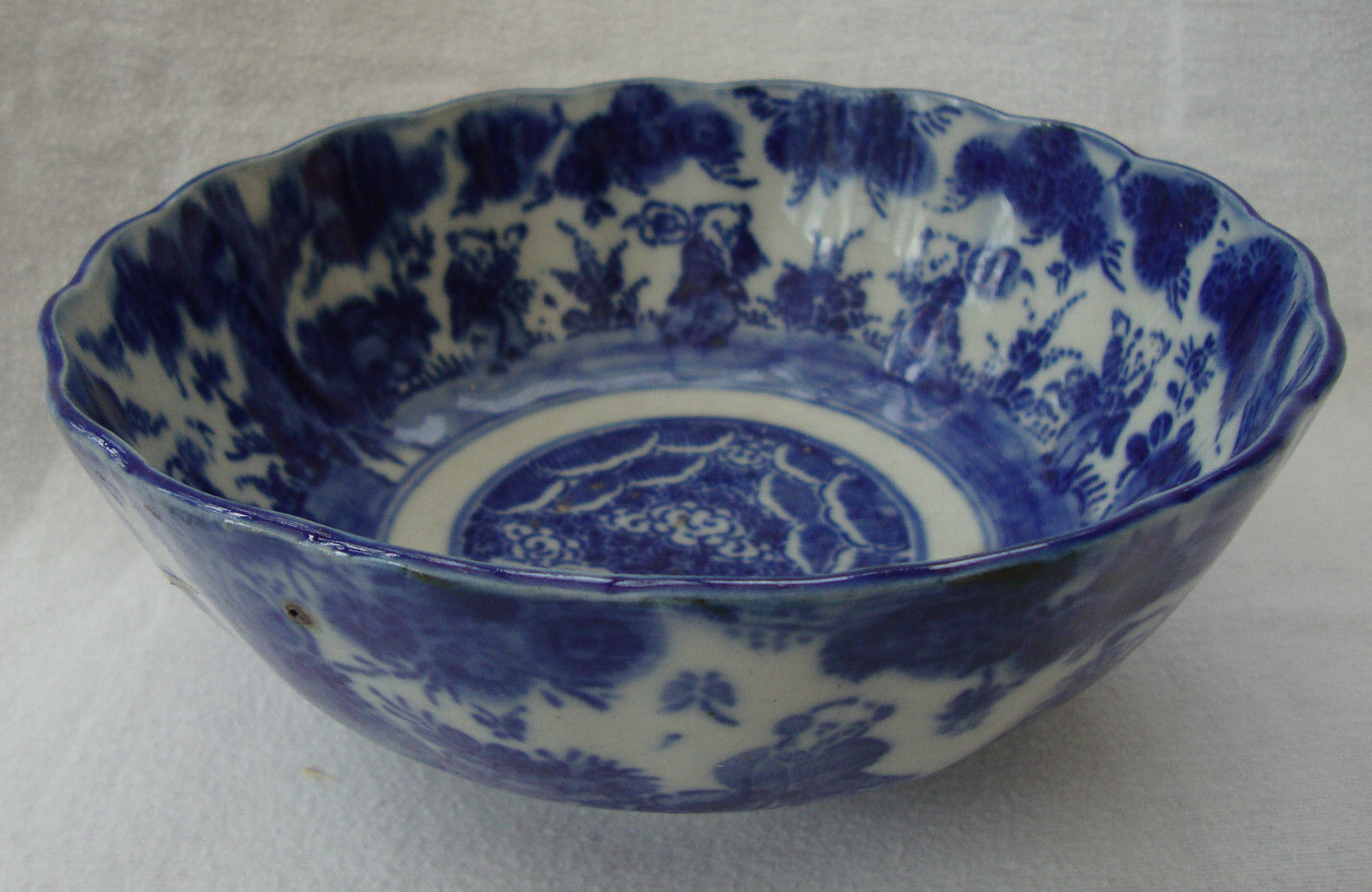 ANTIQUE FLOW BLUE & WHITE PAINTED CHINESE LARGE BOWL IMMORTALS PEOPLE & FOLIAGE