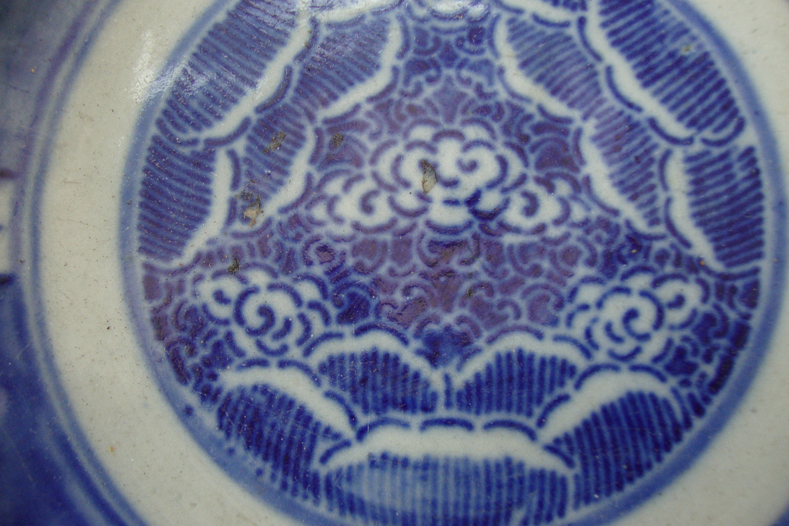 ANTIQUE FLOW BLUE & WHITE PAINTED CHINESE LARGE BOWL IMMORTALS PEOPLE & FOLIAGE