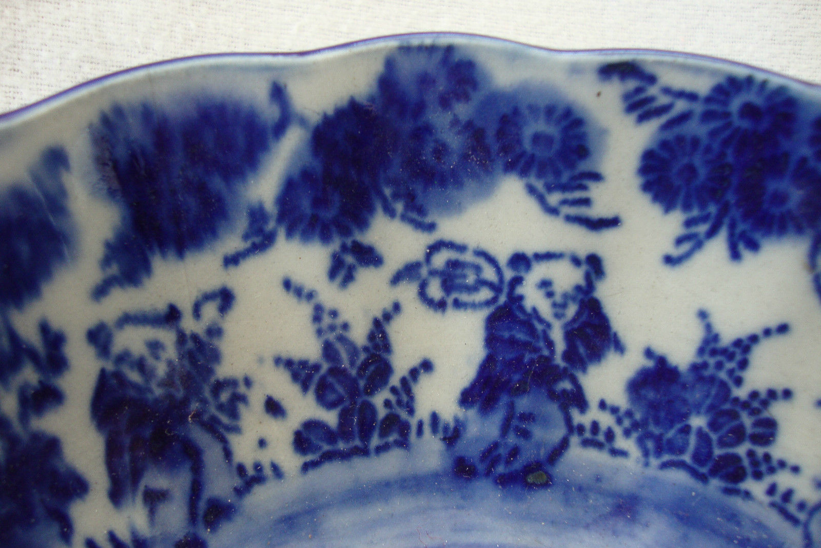 ANTIQUE FLOW BLUE & WHITE PAINTED CHINESE LARGE BOWL IMMORTALS PEOPLE & FOLIAGE