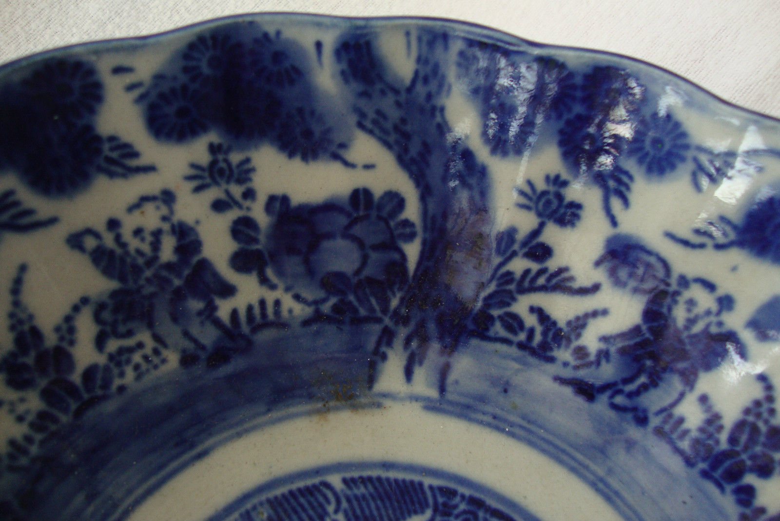 ANTIQUE FLOW BLUE & WHITE PAINTED CHINESE LARGE BOWL IMMORTALS PEOPLE & FOLIAGE