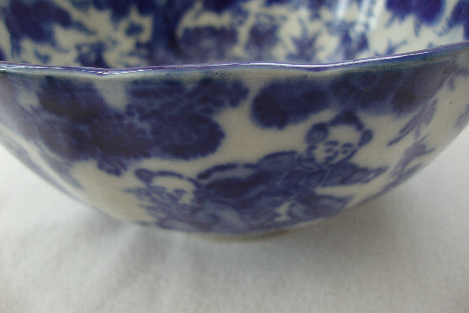 ANTIQUE FLOW BLUE & WHITE PAINTED CHINESE LARGE BOWL IMMORTALS PEOPLE & FOLIAGE