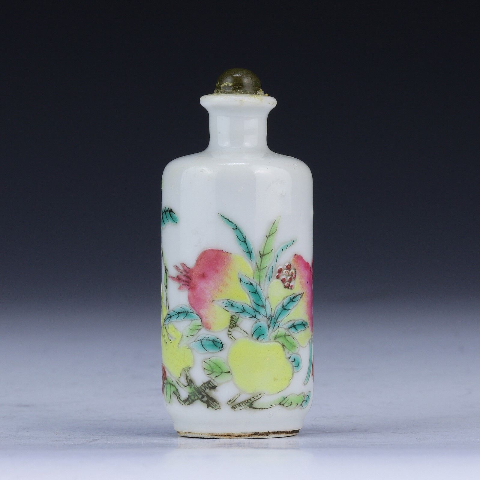A CHINESE ANTIQUE FAMILLE ROSE PORCELAIN SNUFF BOTTLE