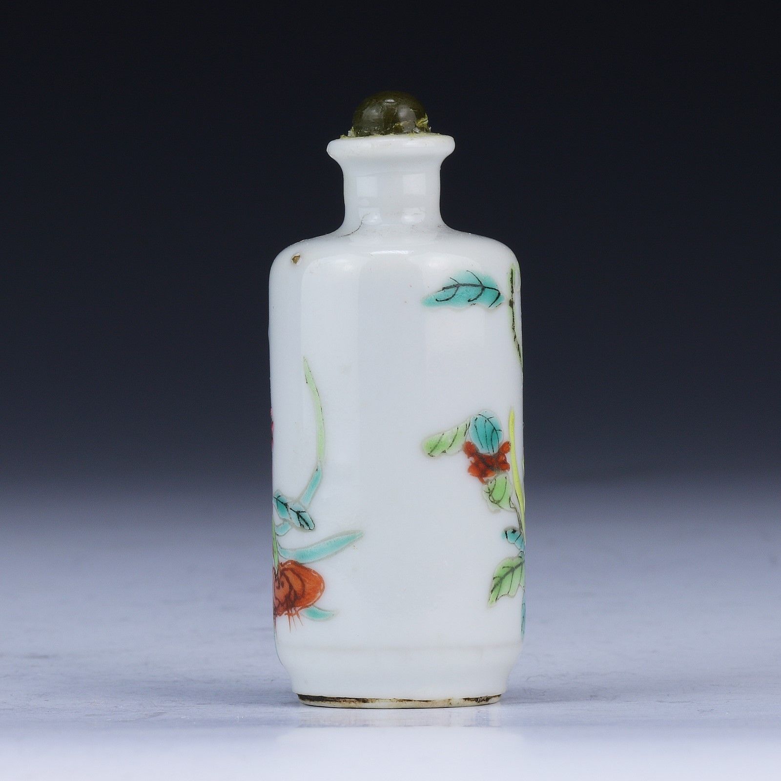 A CHINESE ANTIQUE FAMILLE ROSE PORCELAIN SNUFF BOTTLE