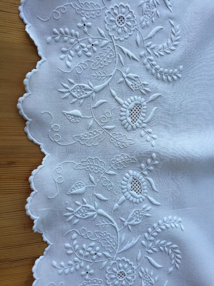 Top Quality Antique Victorian Whitework Linen Tablecloth Hand Embroidery Floral