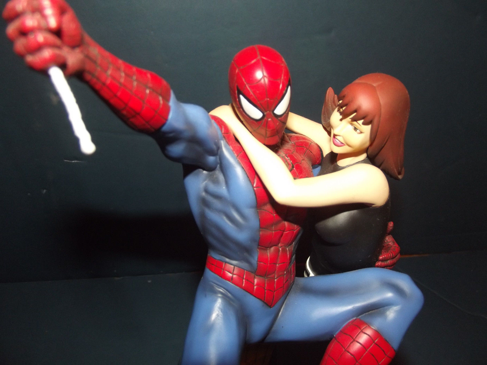 Kotobukiya's Amazing Spider-Man and Mary Jane Statue #405/650