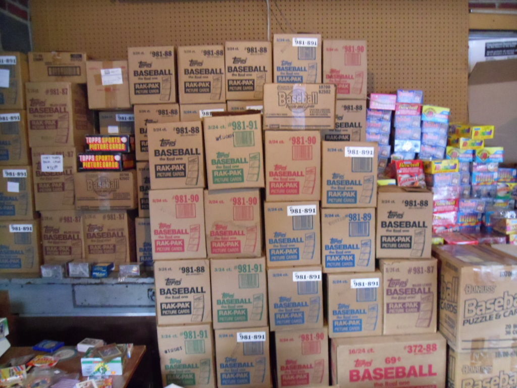 GIGANTIC ESTATE FIND OF VINTAGE SPORTSCARDS WITH OLD UNOPENED PACKS LIQUIDATION