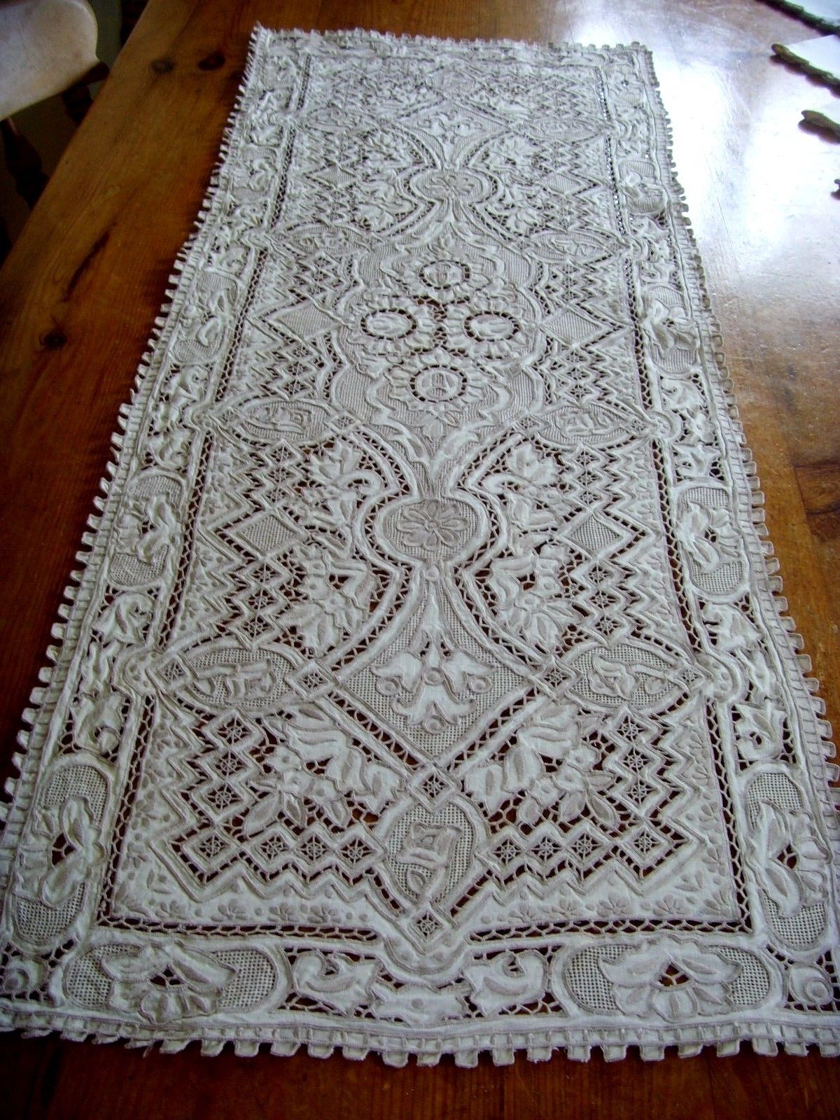 VINTAGE HAND EMBROIDERED GREAT WALL LACE SET TABLECLOTH / RUNNER NAPKINS MATS