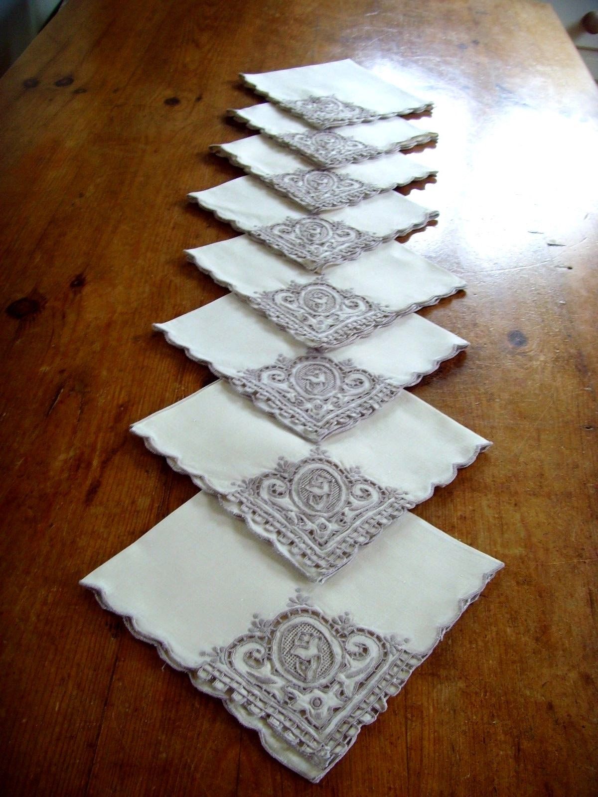 VINTAGE HAND EMBROIDERED GREAT WALL LACE SET TABLECLOTH / RUNNER NAPKINS MATS