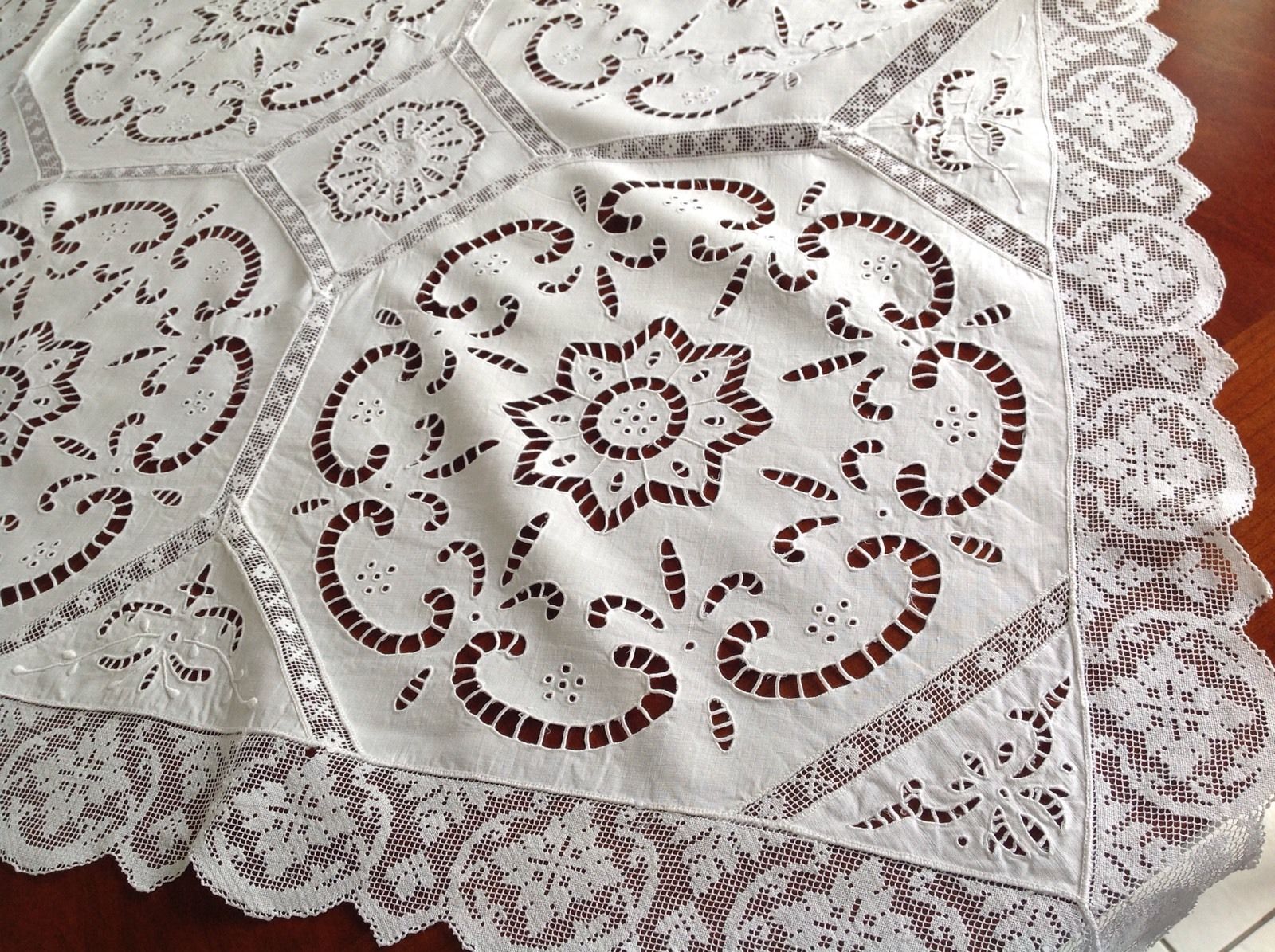 BEAUTIFUL VINTAGE HAND EMBROIDERED CUTWORK LACE WHITE LINEN  TABLE CLOTH 46X47"