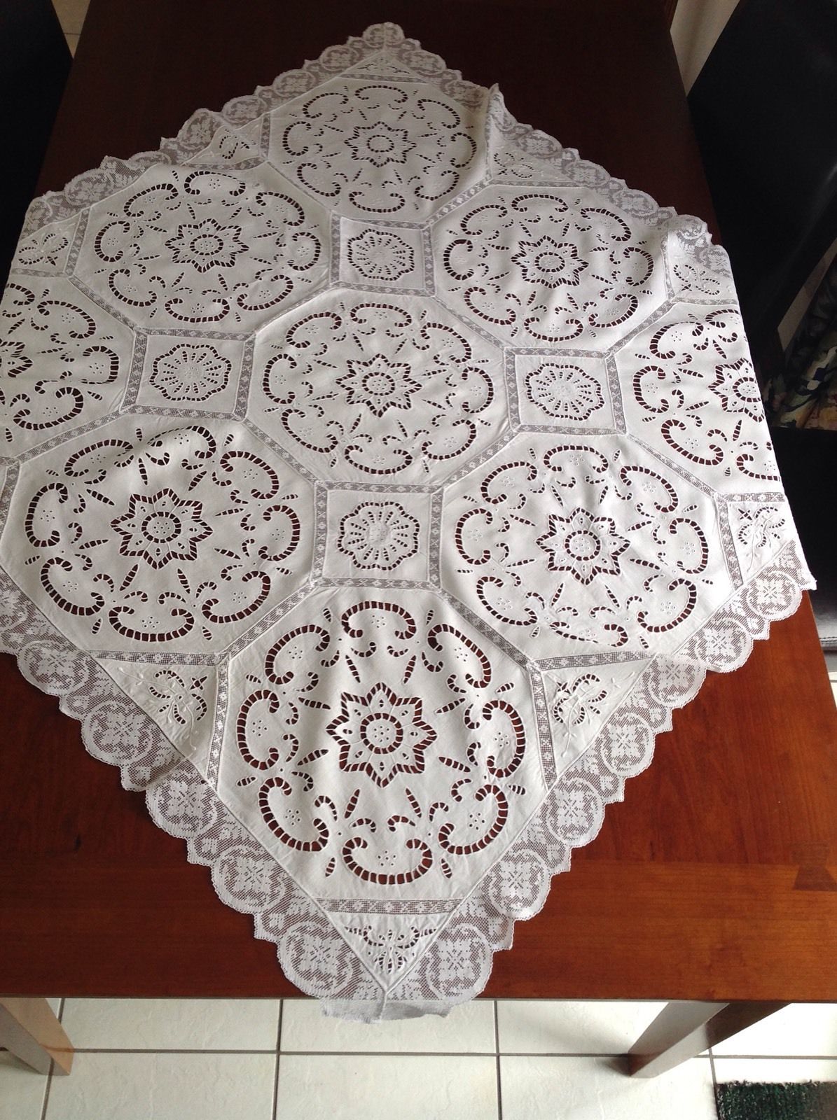 BEAUTIFUL VINTAGE HAND EMBROIDERED CUTWORK LACE WHITE LINEN  TABLE CLOTH 46X47"