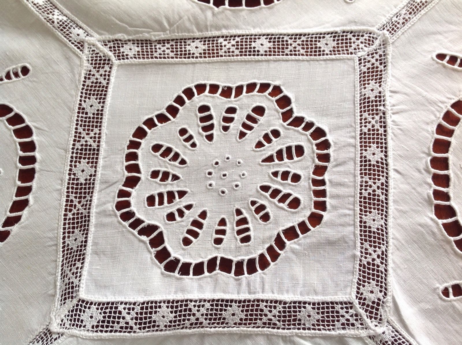 BEAUTIFUL VINTAGE HAND EMBROIDERED CUTWORK LACE WHITE LINEN  TABLE CLOTH 46X47"