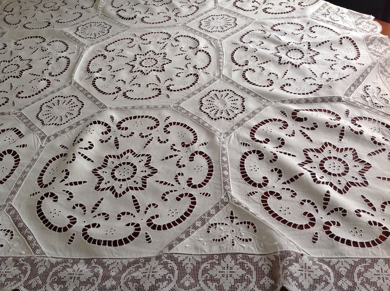 BEAUTIFUL VINTAGE HAND EMBROIDERED CUTWORK LACE WHITE LINEN  TABLE CLOTH 46X47"