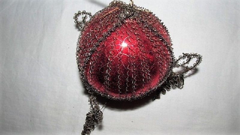 VTG MID CENTURY 4" UNUSUAL ATOMIC WIRE WRAPPED RED GLASS CHRISTMAS ORNAMENT