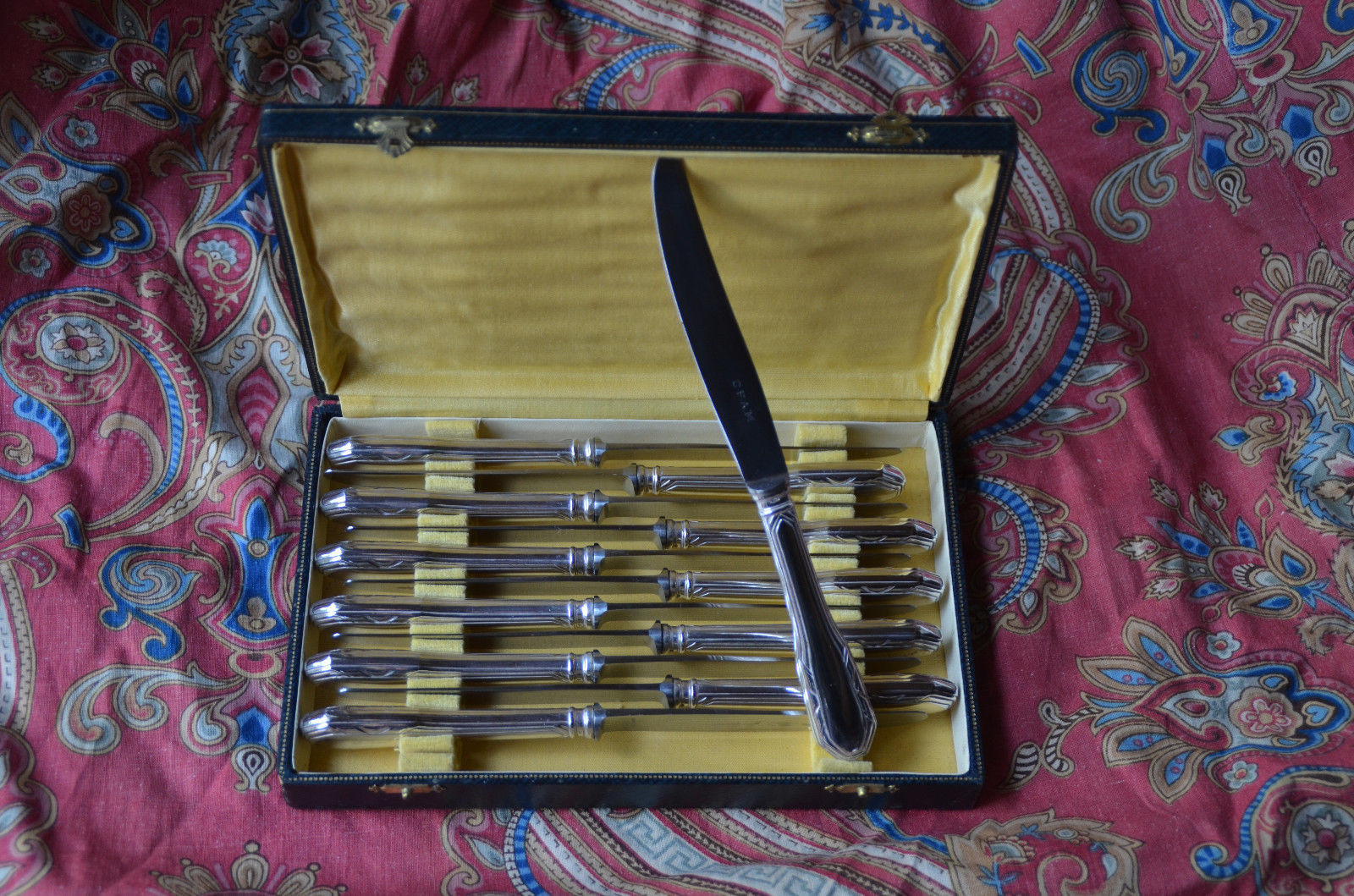 Set of 12 antique/vintage French silver plate knives in case from SFAM orfevre