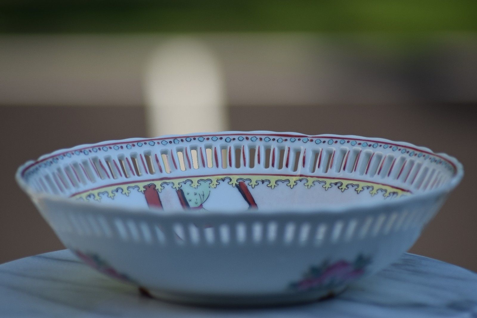 ANTIQUE CHINESE QIANLONG HAND PAINTED FIGURE BOWL PLATE PLUMS FRUIT FAMILLE ROSE