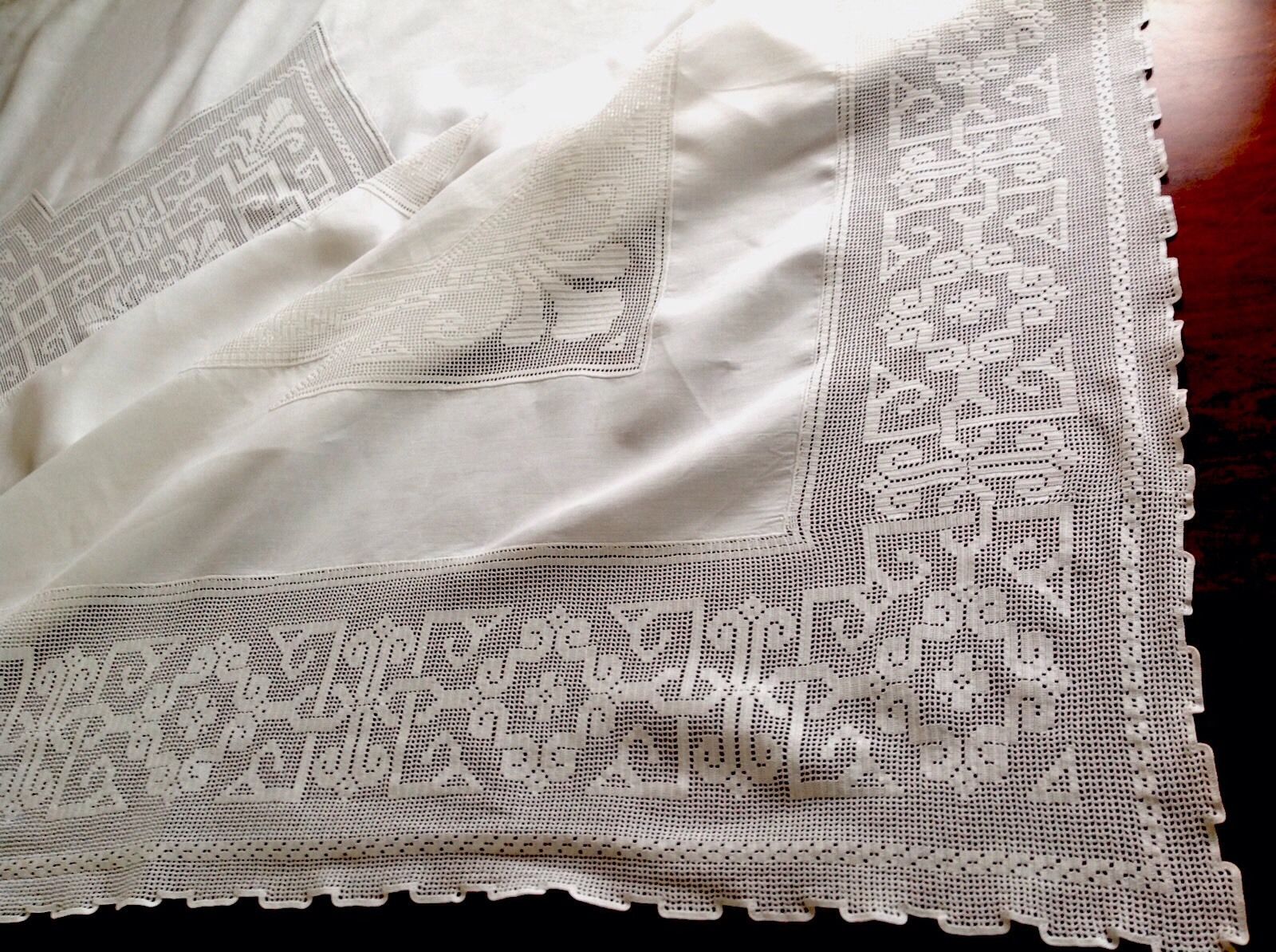 Beautiful Vintage Hand Crochet Lace White Linen Tablecloth 76x68 Inch