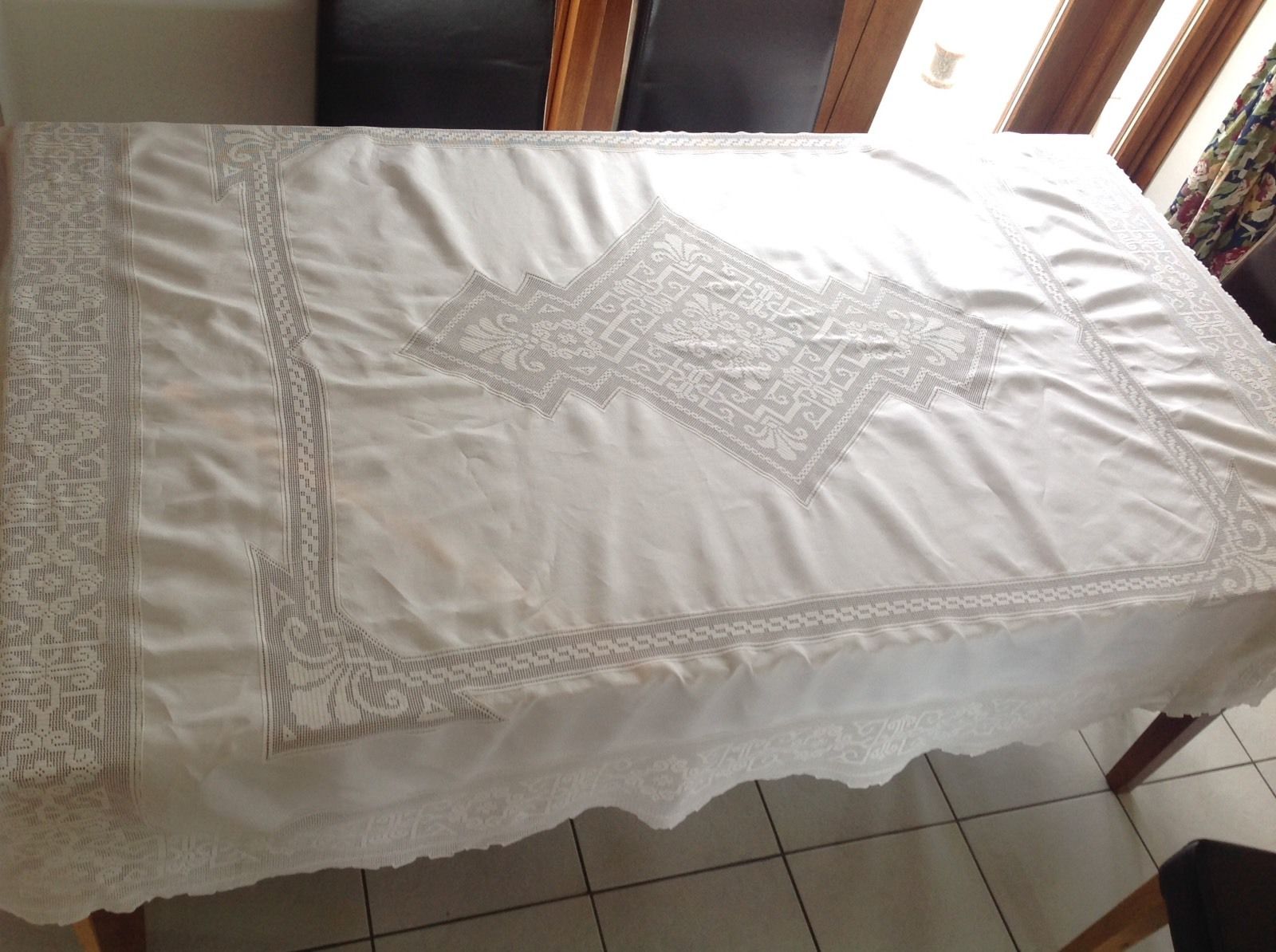 Beautiful Vintage Hand Crochet Lace White Linen Tablecloth 76x68 Inch