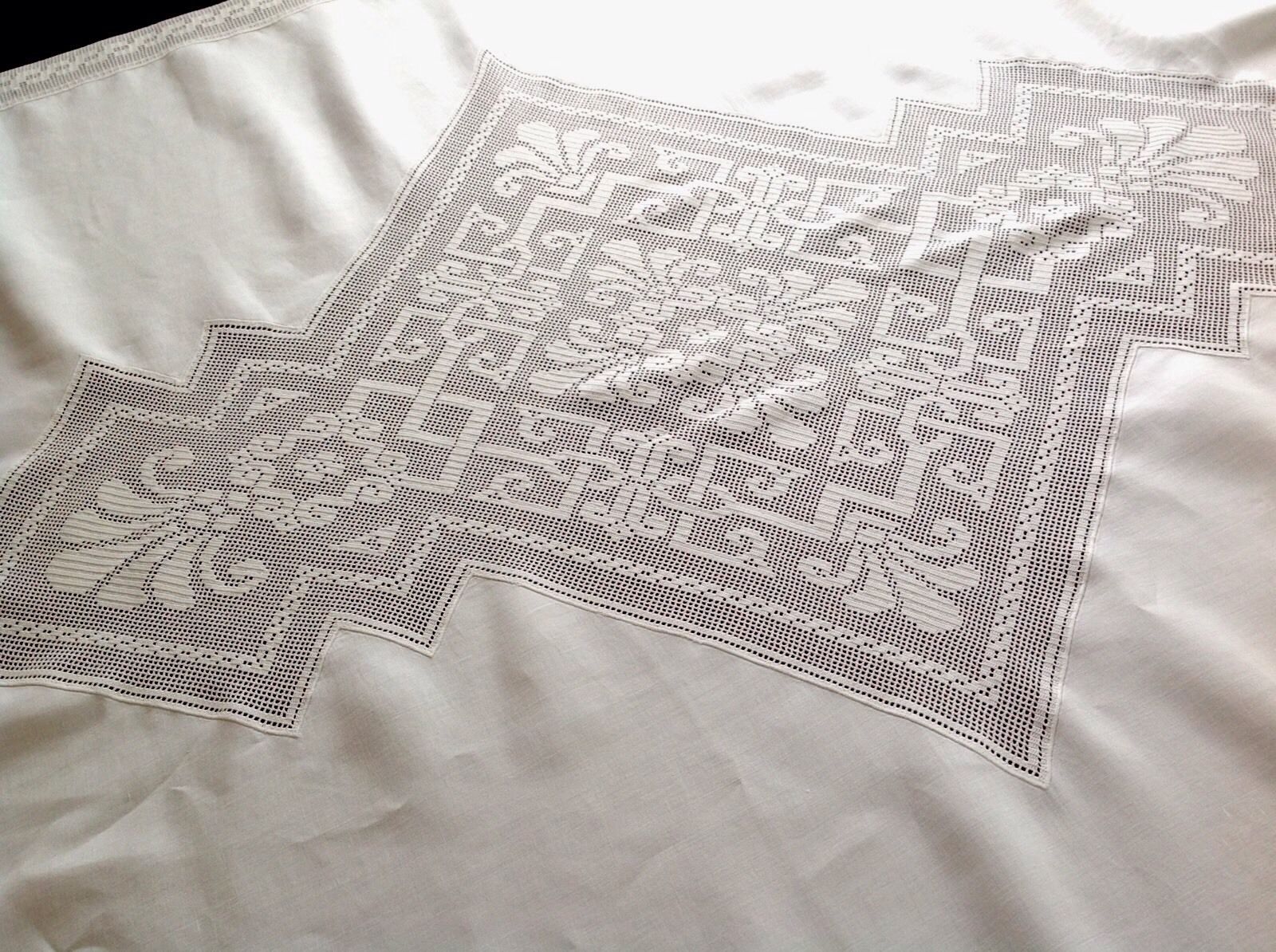 Beautiful Vintage Hand Crochet Lace White Linen Tablecloth 76x68 Inch