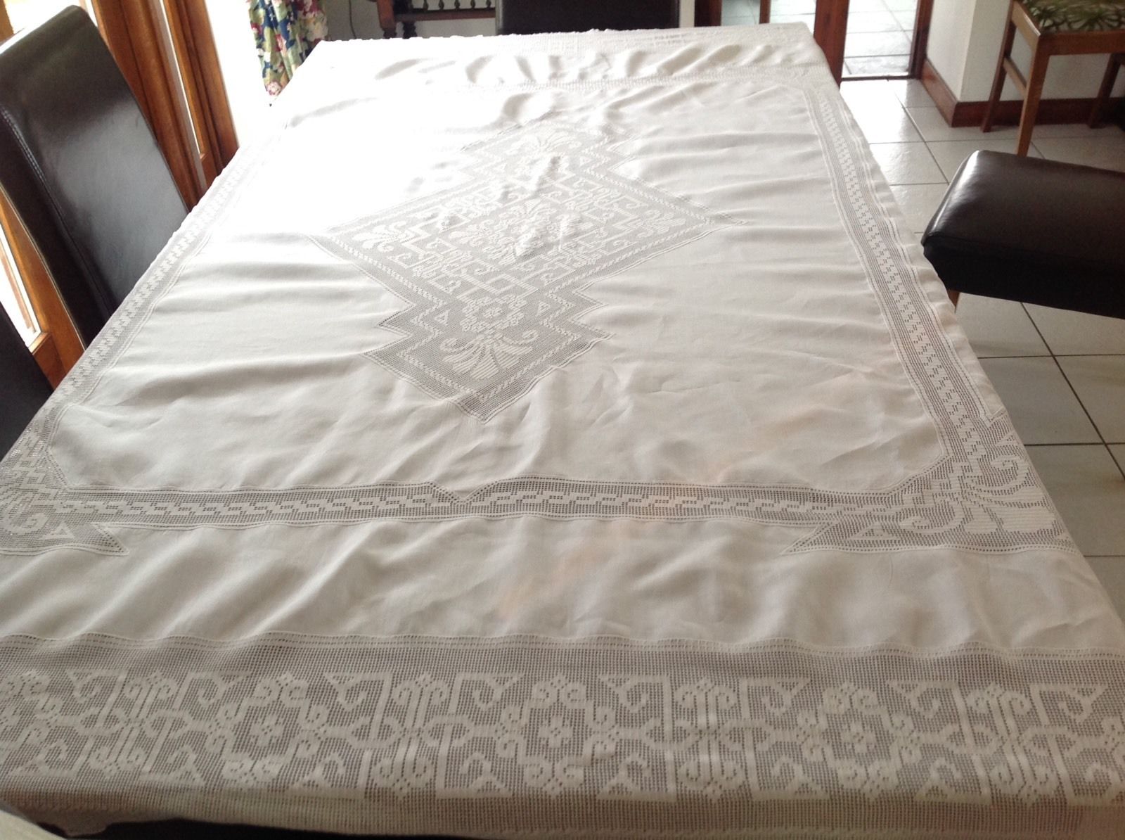 Beautiful Vintage Hand Crochet Lace White Linen Tablecloth 76x68 Inch