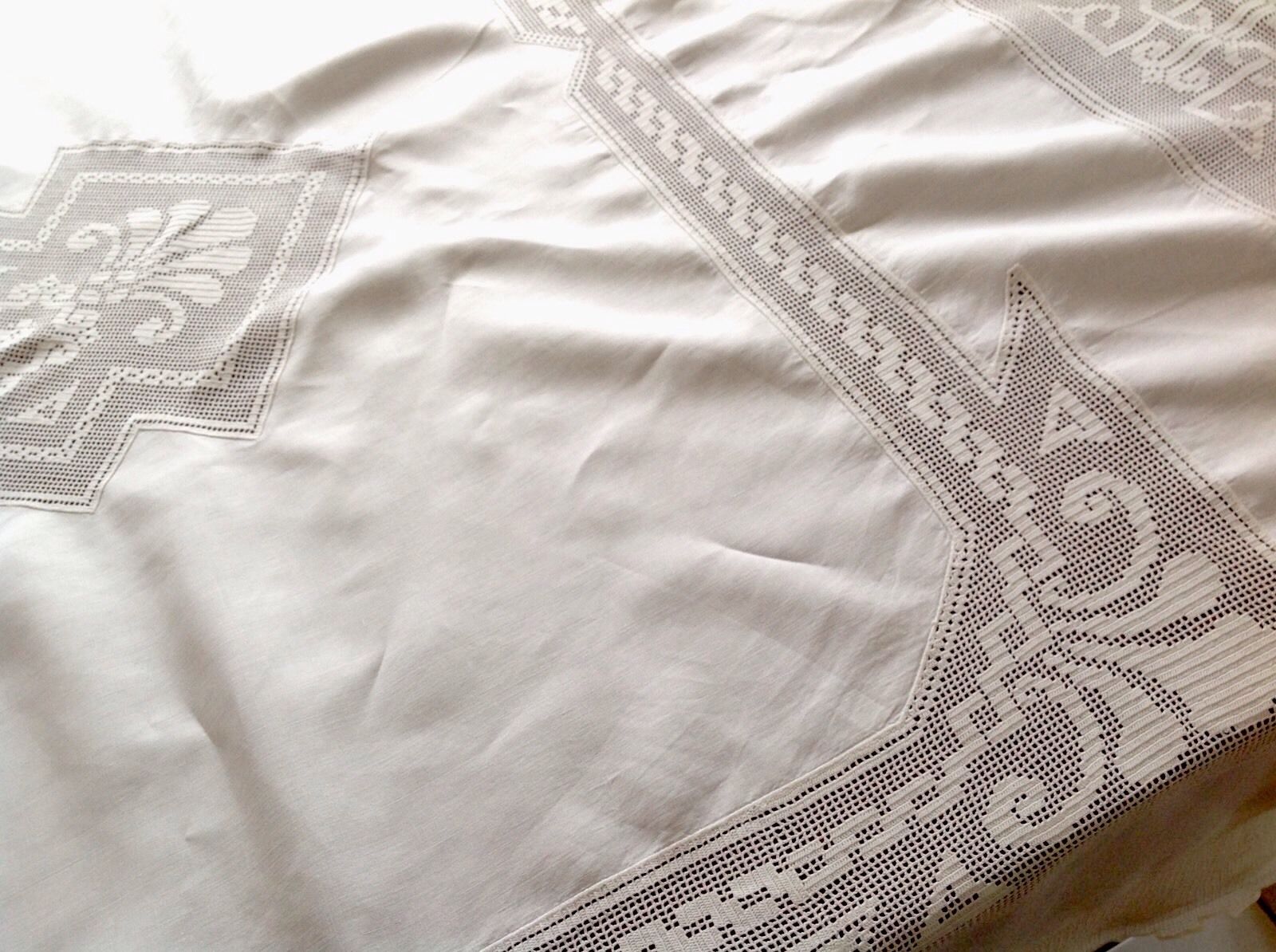 Beautiful Vintage Hand Crochet Lace White Linen Tablecloth 76x68 Inch