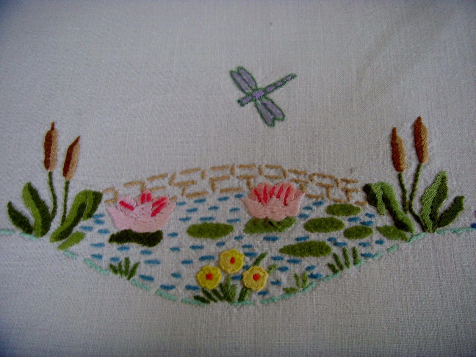 VINTAGE LINEN HAND EMBROIDERED TABLECLOTH COTTAGE GARDEN PONDS LACE GORGEOUS