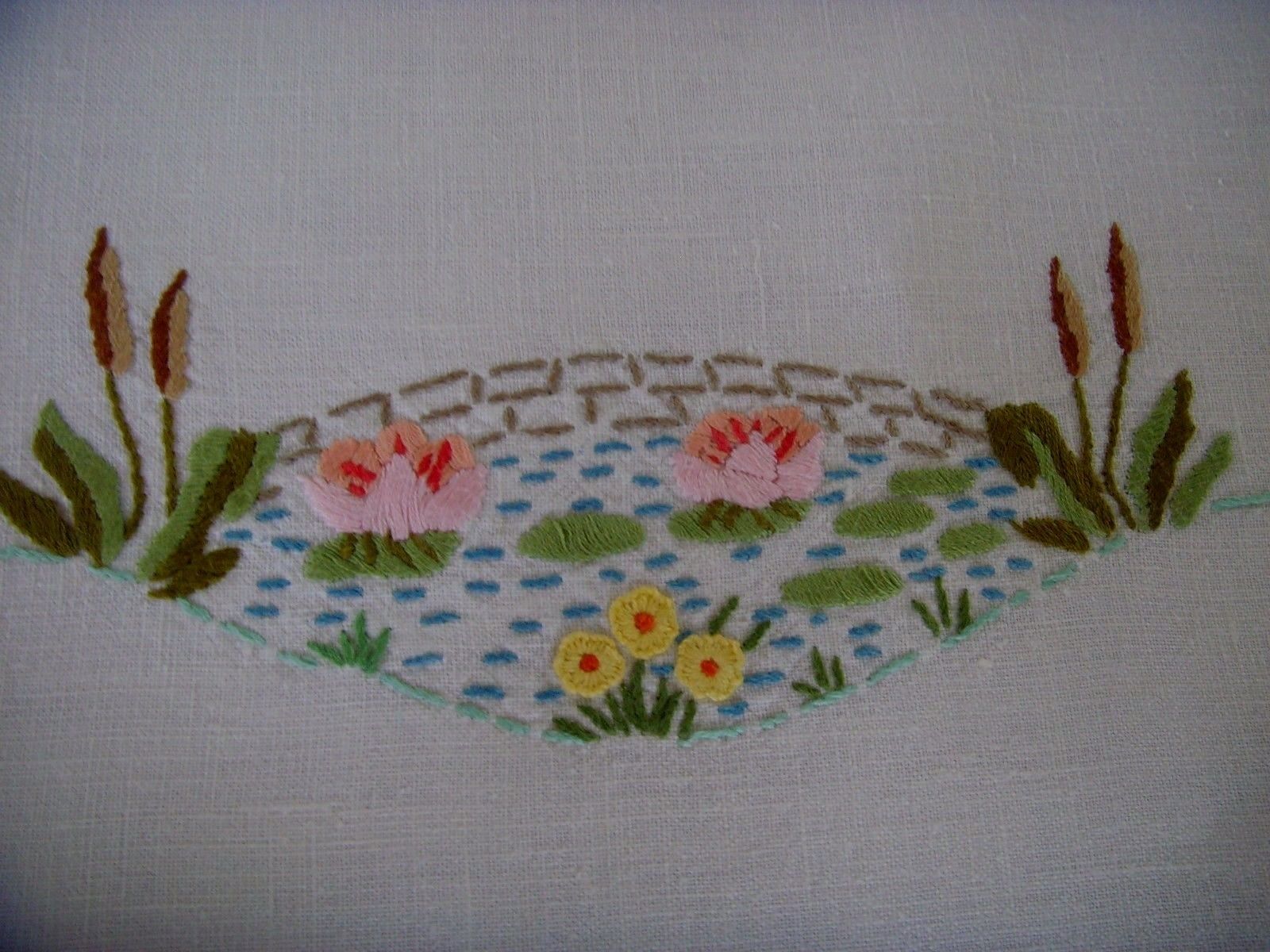 VINTAGE LINEN HAND EMBROIDERED TABLECLOTH COTTAGE GARDEN PONDS LACE GORGEOUS