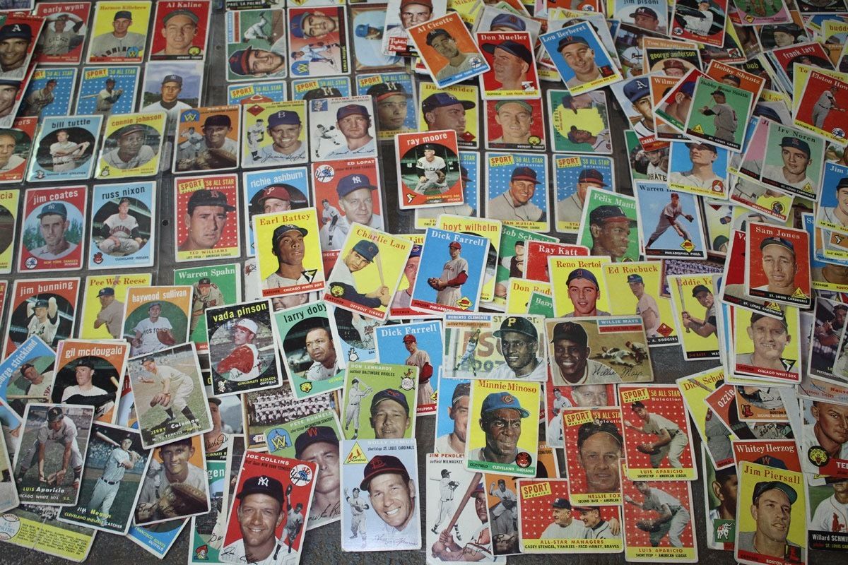 Large Lot of Topps 1950s and 1960s Baseball Cards,Clemente,Aaron,Mays