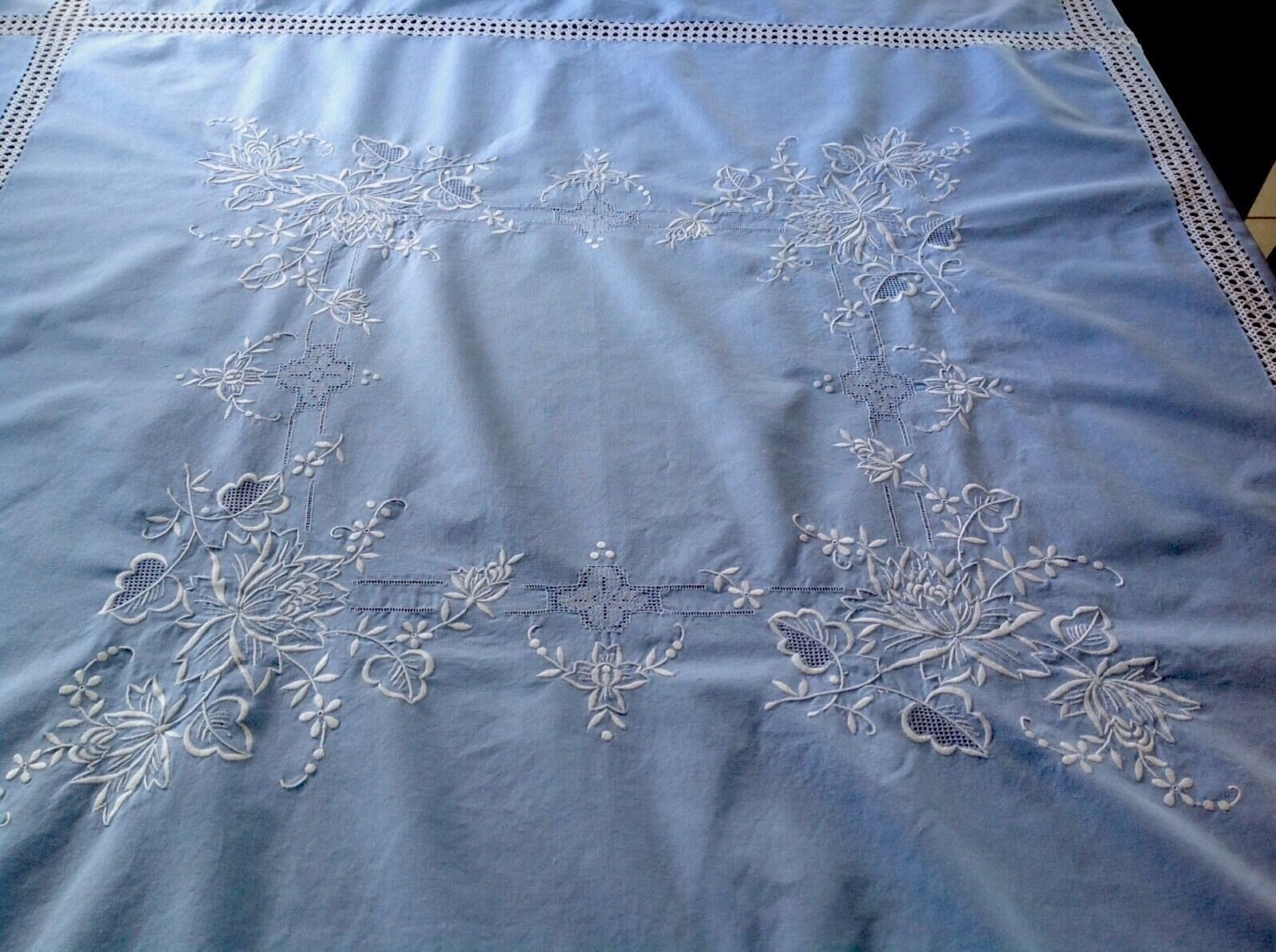 VINTAGE HAND EMBROIDERED BLUE LINEN WHITE CROCHET TABLE CLOTH 51X51"