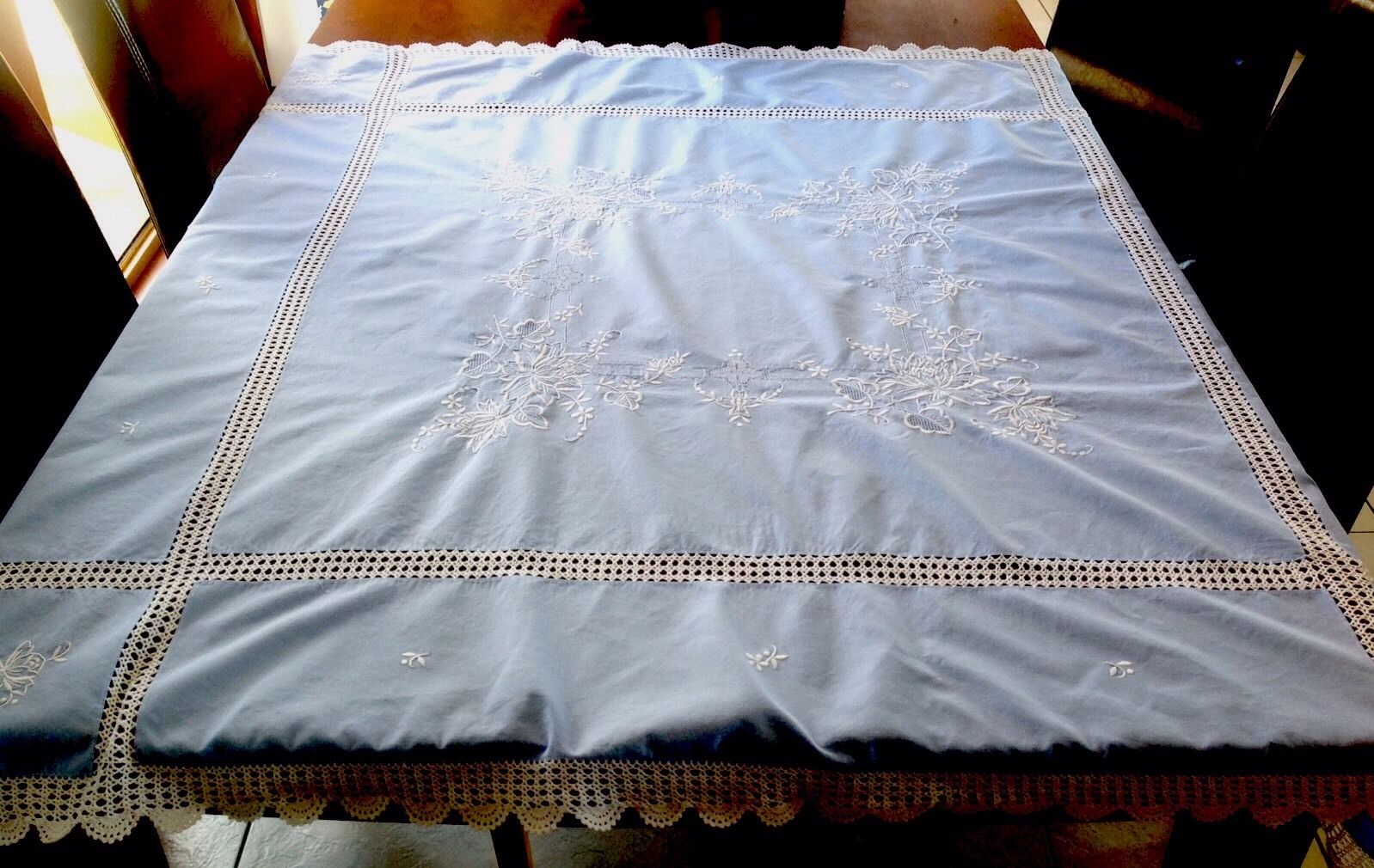 VINTAGE HAND EMBROIDERED BLUE LINEN WHITE CROCHET TABLE CLOTH 51X51"