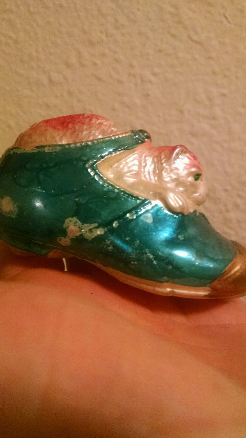 BEAUTIFUL VINTAGE CAT IN THE SHOE BLOWN GLASS CHRISTMAS ORNAMENT