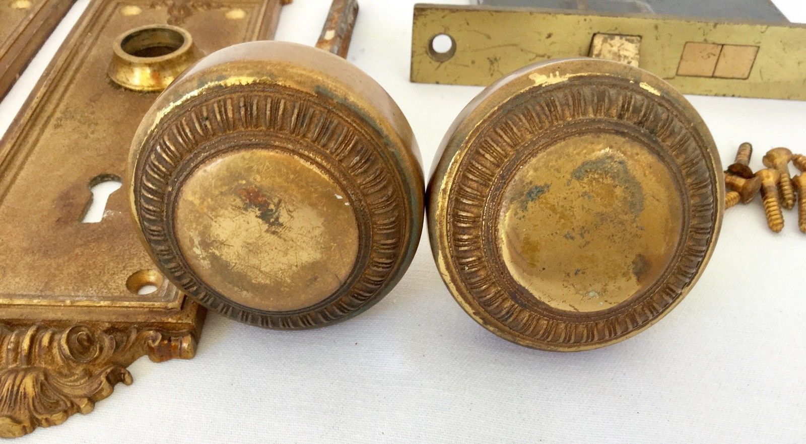 ANTIQUE VINTAGE BRASS DOOR KNOB SET HEAVY SOLID FANCY PLATES MORTISED HARDWARE