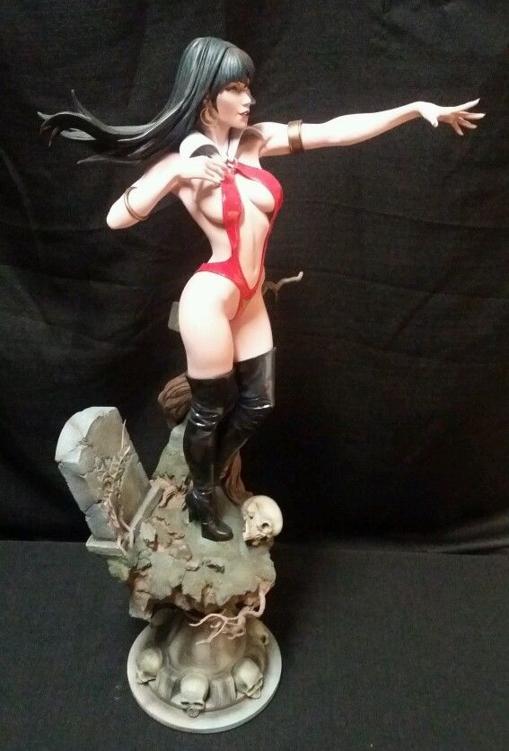 Vampirella Sideshow PF Premium Format Statue Sideshow Book Used