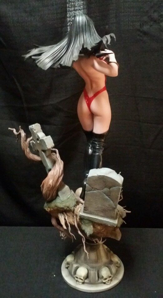 Vampirella Sideshow PF Premium Format Statue Sideshow Book Used