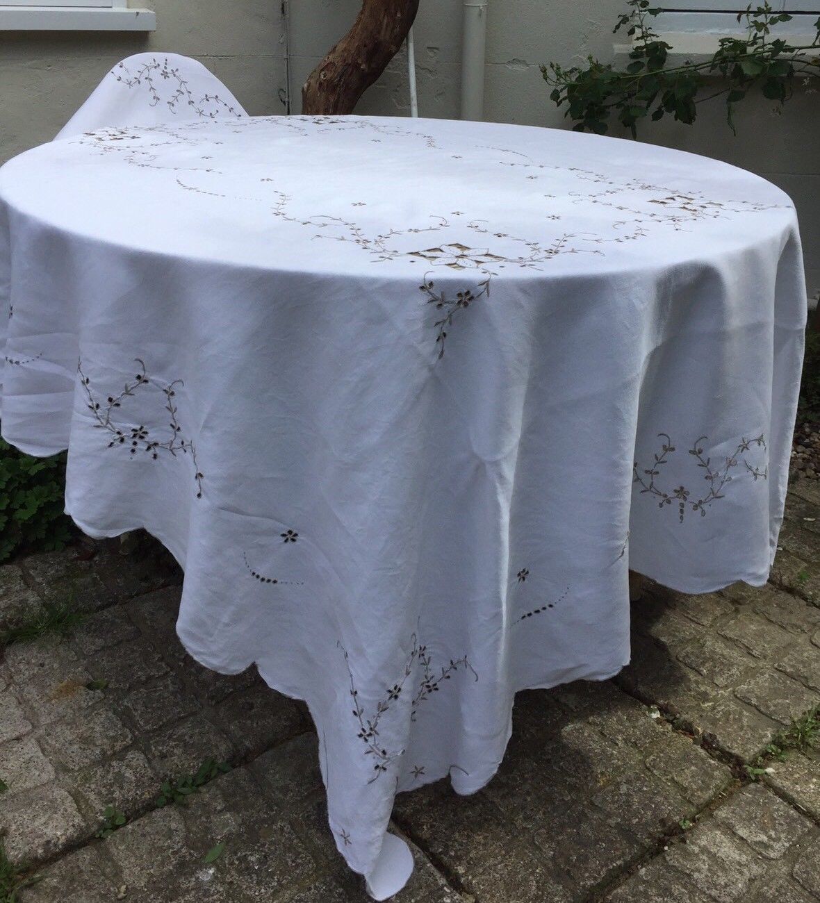 VINTAGE LINEN EMBROIDERED TABLECLOTH IDEAL AFTERNOON TEA ROOM SHOP