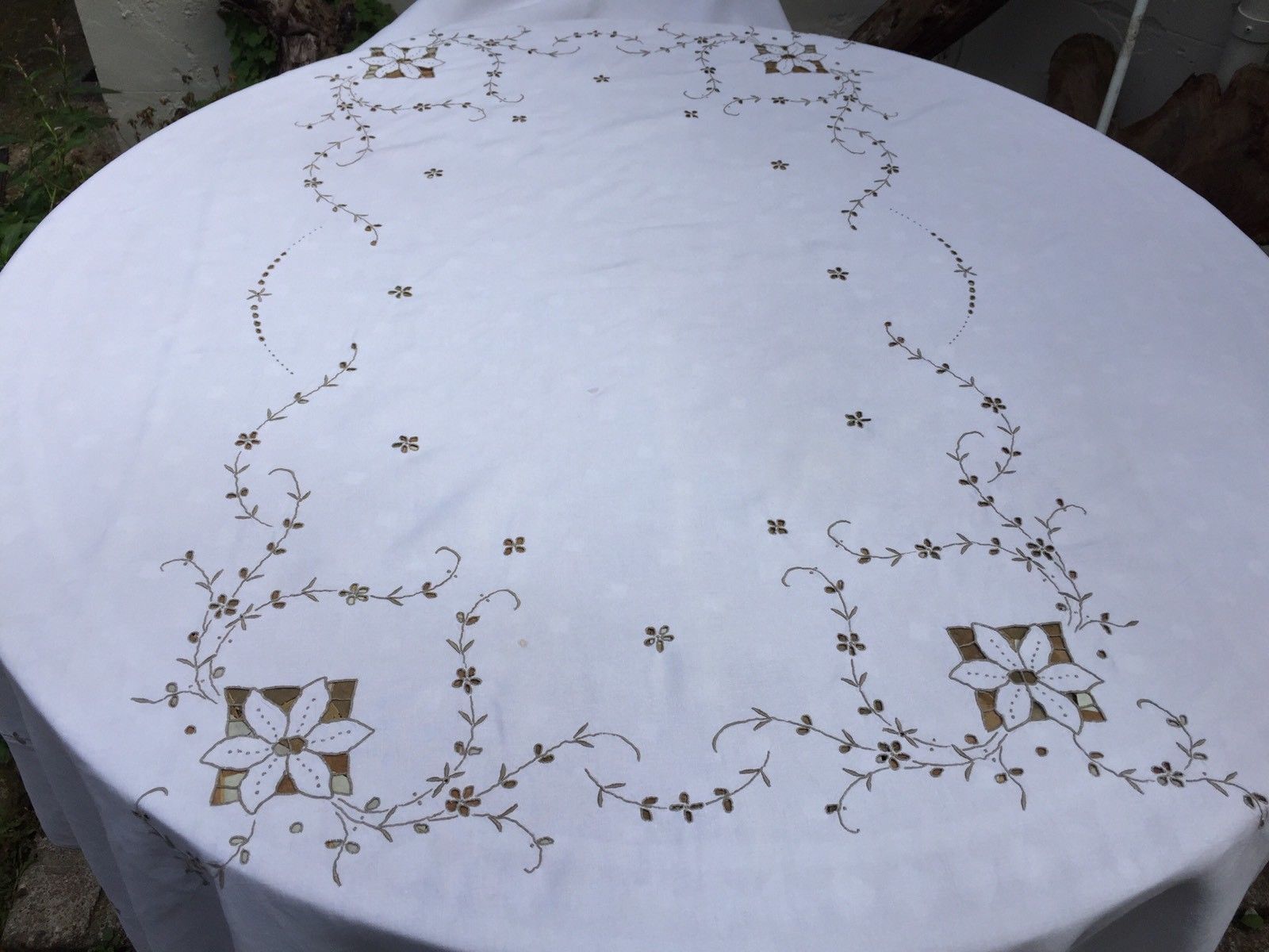 VINTAGE LINEN EMBROIDERED TABLECLOTH IDEAL AFTERNOON TEA ROOM SHOP