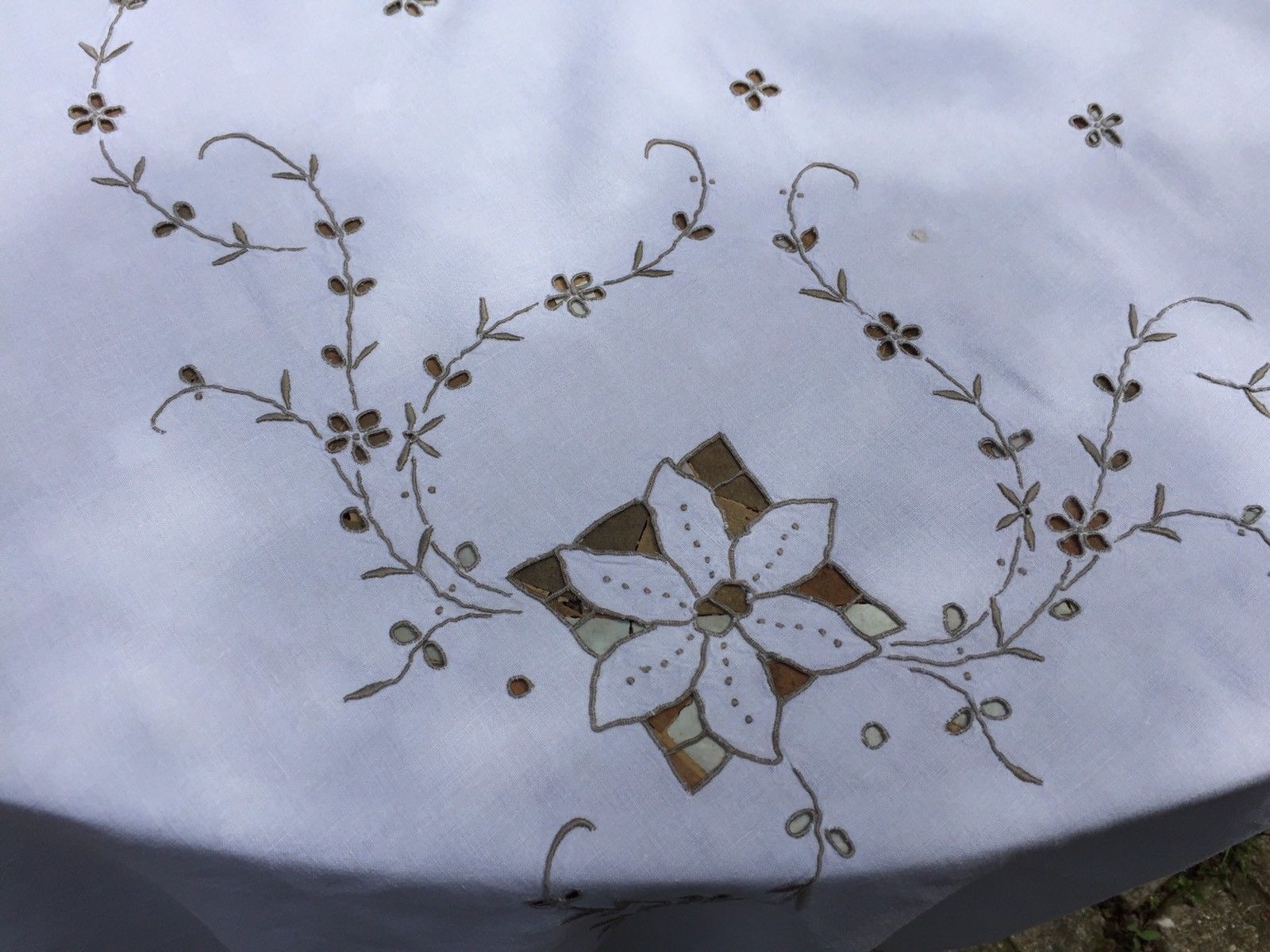 VINTAGE LINEN EMBROIDERED TABLECLOTH IDEAL AFTERNOON TEA ROOM SHOP