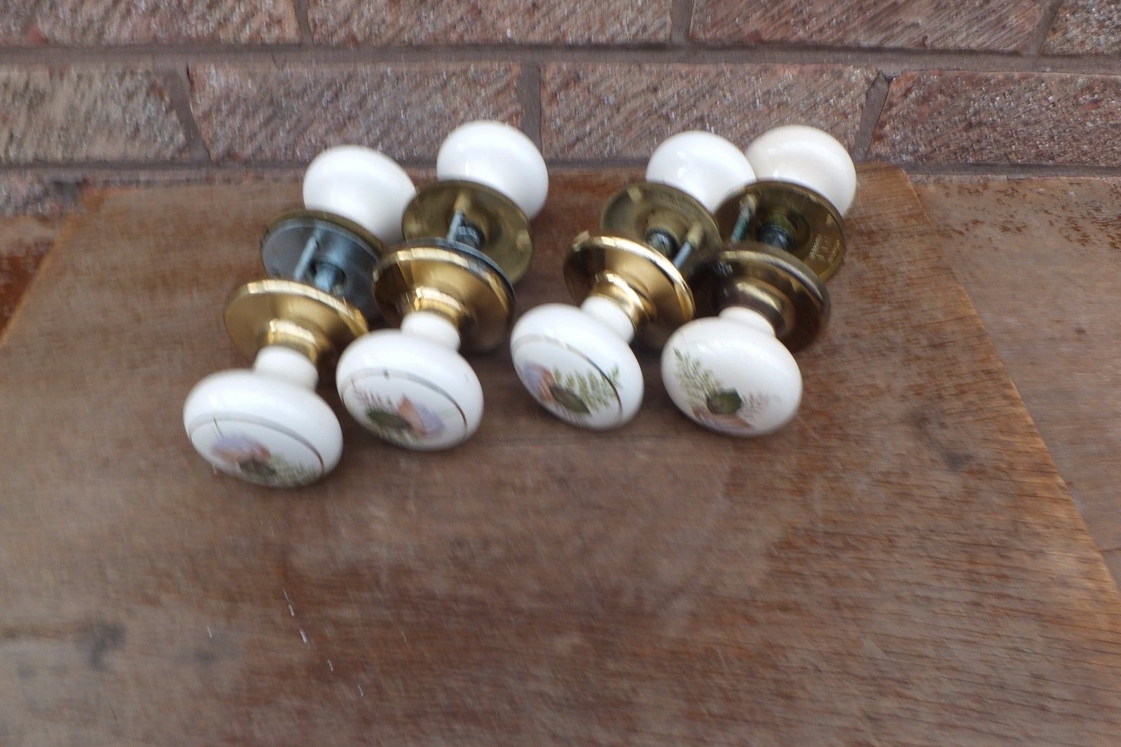 4 PAIRS OF VINTAGE STYLE CERAMIC AND BRASS DOOR KNOBS