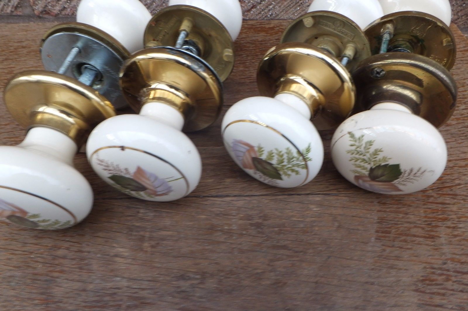 4 PAIRS OF VINTAGE STYLE CERAMIC AND BRASS DOOR KNOBS